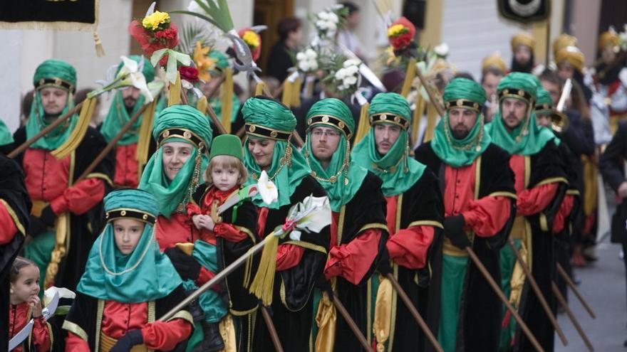 Agullent muestra su fervor a Sant Vicent en la solemne procesión