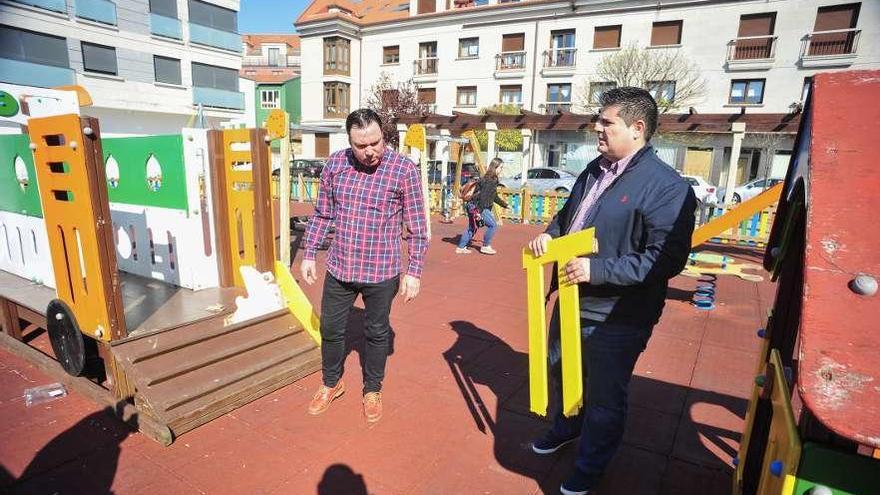 Cordal y Charlín acudieron ayer al parque de O Beleco, donde aparecieron rotos dos juegos. // I.Abella