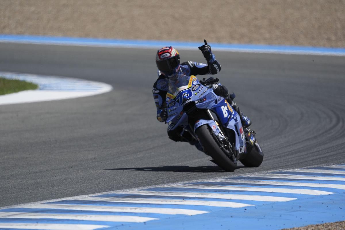 Álex Márquez saludando a la afición durante la última vuelta de la carrera de MotoGP