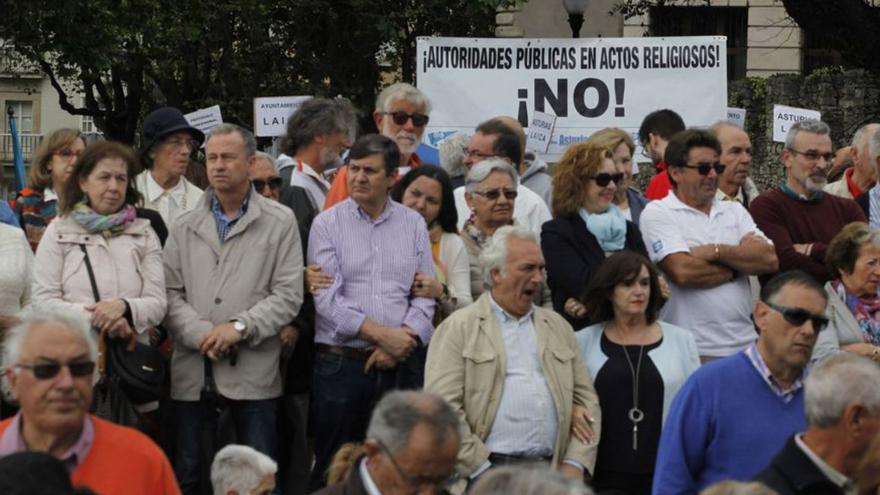 Una pancarta de Asturias Laica en el acto de bendición de las aguas por San Pedro. | Ángel González