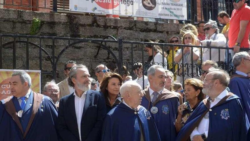 Aragunde, a la izquierda, junto a José Coronado, en la salida del desfile del Capítulo Serenísimo. // N.Parga
