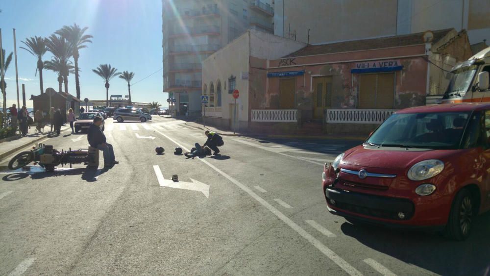 Accidente de entre un motorista y un coche en la zona de la playa del Cura. La conductora de  la moto fue trasladada con un fuerte golpe en las costillas al Hospital Universitario de Torrevieja