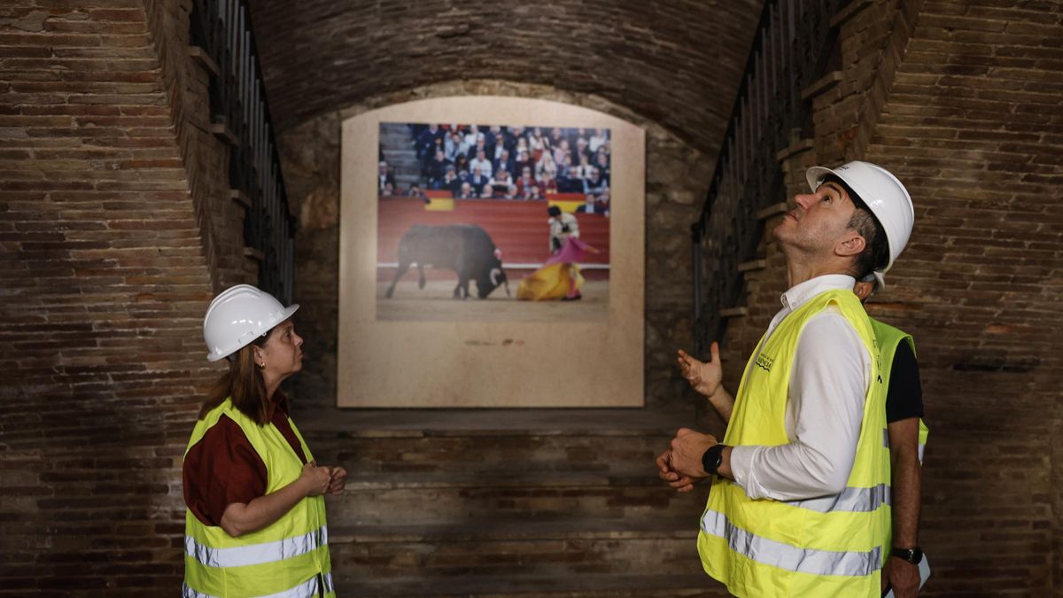 La vicepresidenta Reme Mazzolari y Vicent Mompó, este viernes, en la plaza de toros que están reformando.