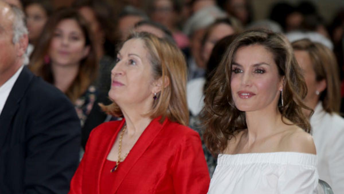 El look de Letizia Ortiz con blusa blanca de escote barco de Hugo Boss