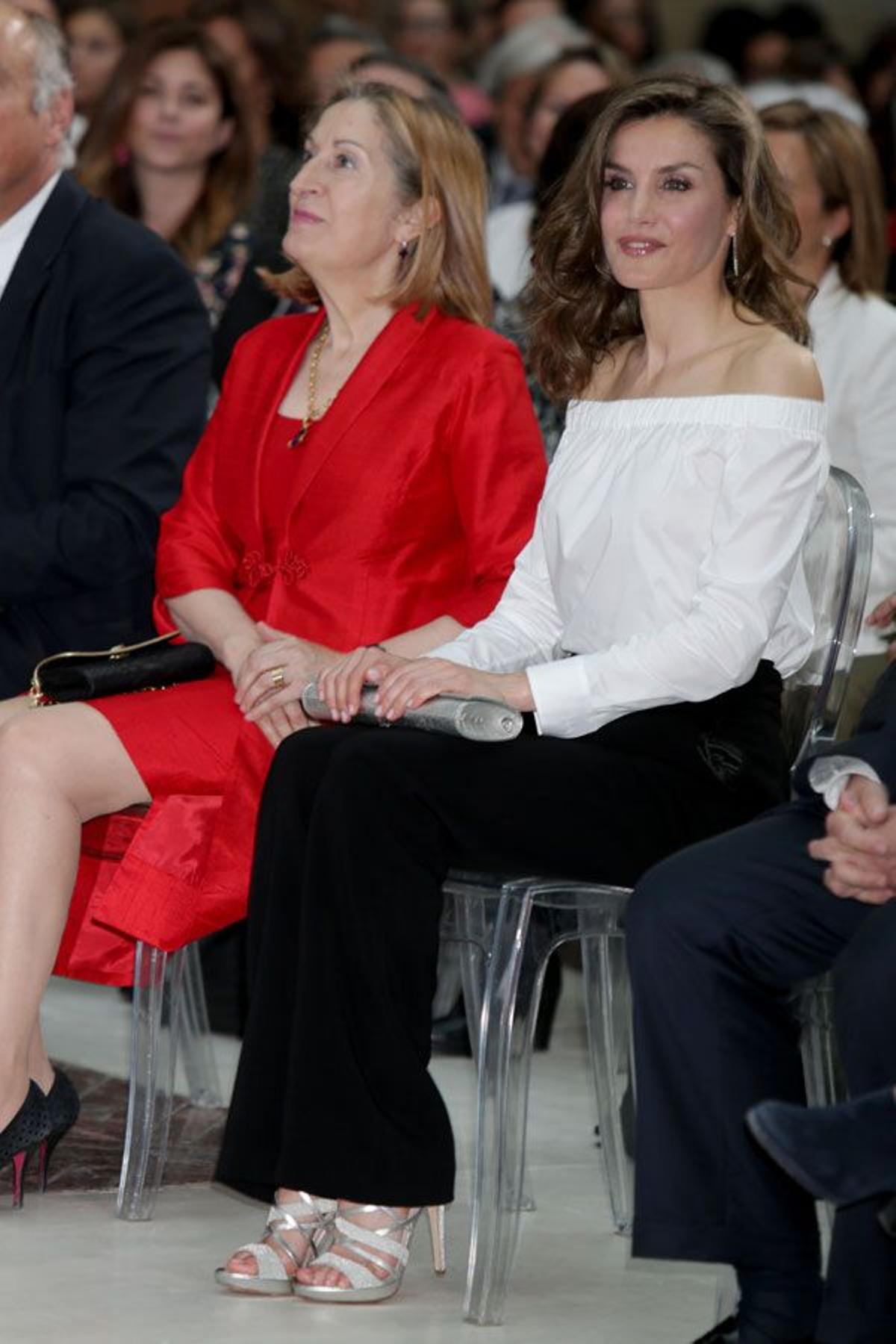 Letizia Ortiz con sandalias de tiras de Magrit y top de Hugo Boss