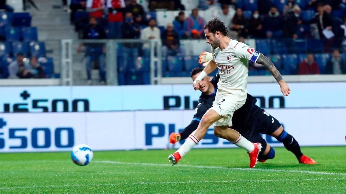 El lateral del Milan Davide Calabria marcó el primer gol en la victoria ante la Atalanta