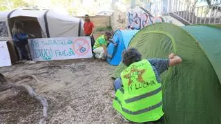 Acampada en el instituto El Cabo de Alicante contra el abandono de las instalaciones