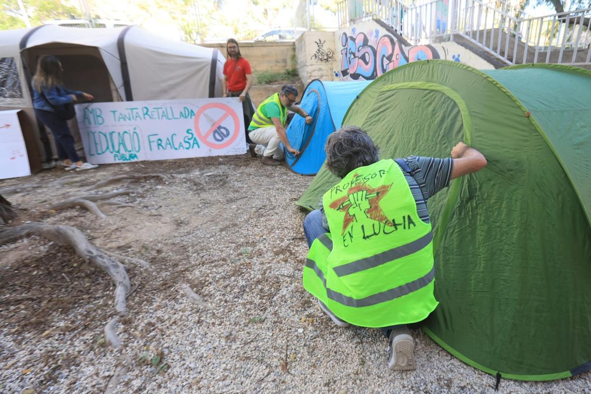 Acampada en el instituto El Cabo de Alicante contra el abandono de las instalaciones
