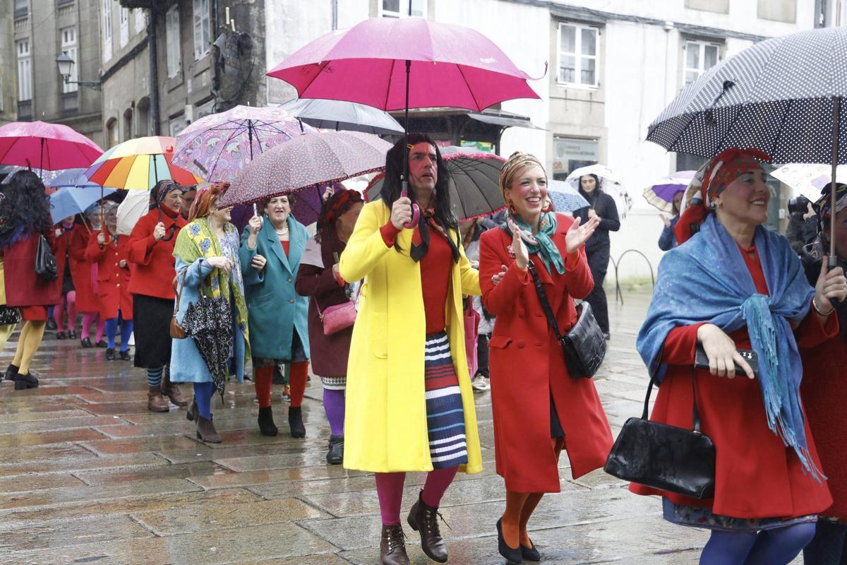 A comparsa de Maruxas e Coralias enche Compostela de cor