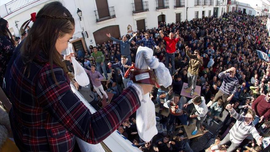 Trigueros festeja al patrón con una ‘lluvia’ de alimentos