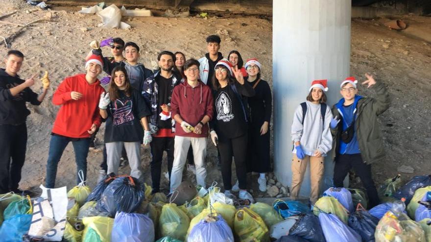 Una joven de Murcia consigue que casi 300 personas recojan toneladas de basura