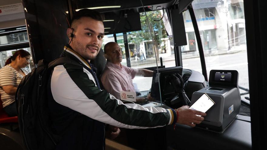 Los autobuses municipales de Gijón estrenan sistema de pago con tarjeta bancaria: &quot;Es cómodo y sencillo&quot;