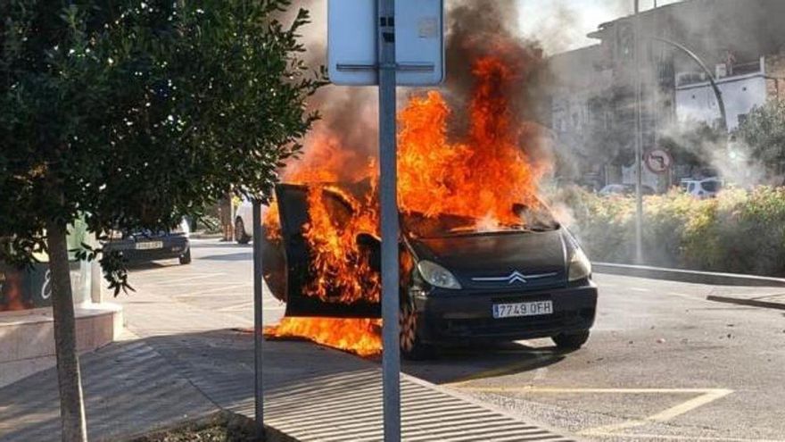 L&#039;incendi d&#039;un cotxe afecta la façana d&#039;una farmàcia a Vilafant