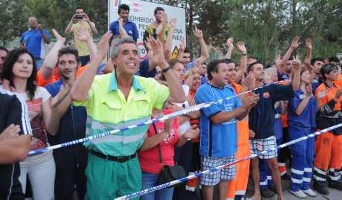 Dos imágenes de la protesta ayer en el vertedero.