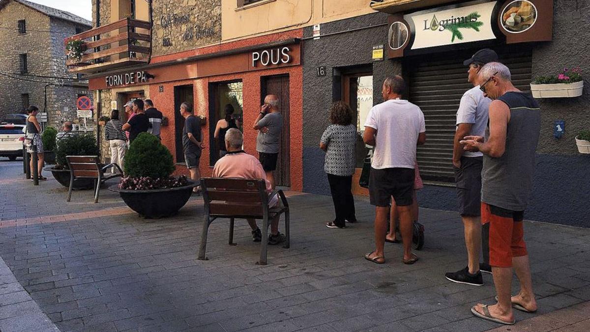 Turisme a la Cerdanya pont del 15 d'Agost Mare de Deu d'Agost ple cues forn de pa carnisseria carretera cotxes