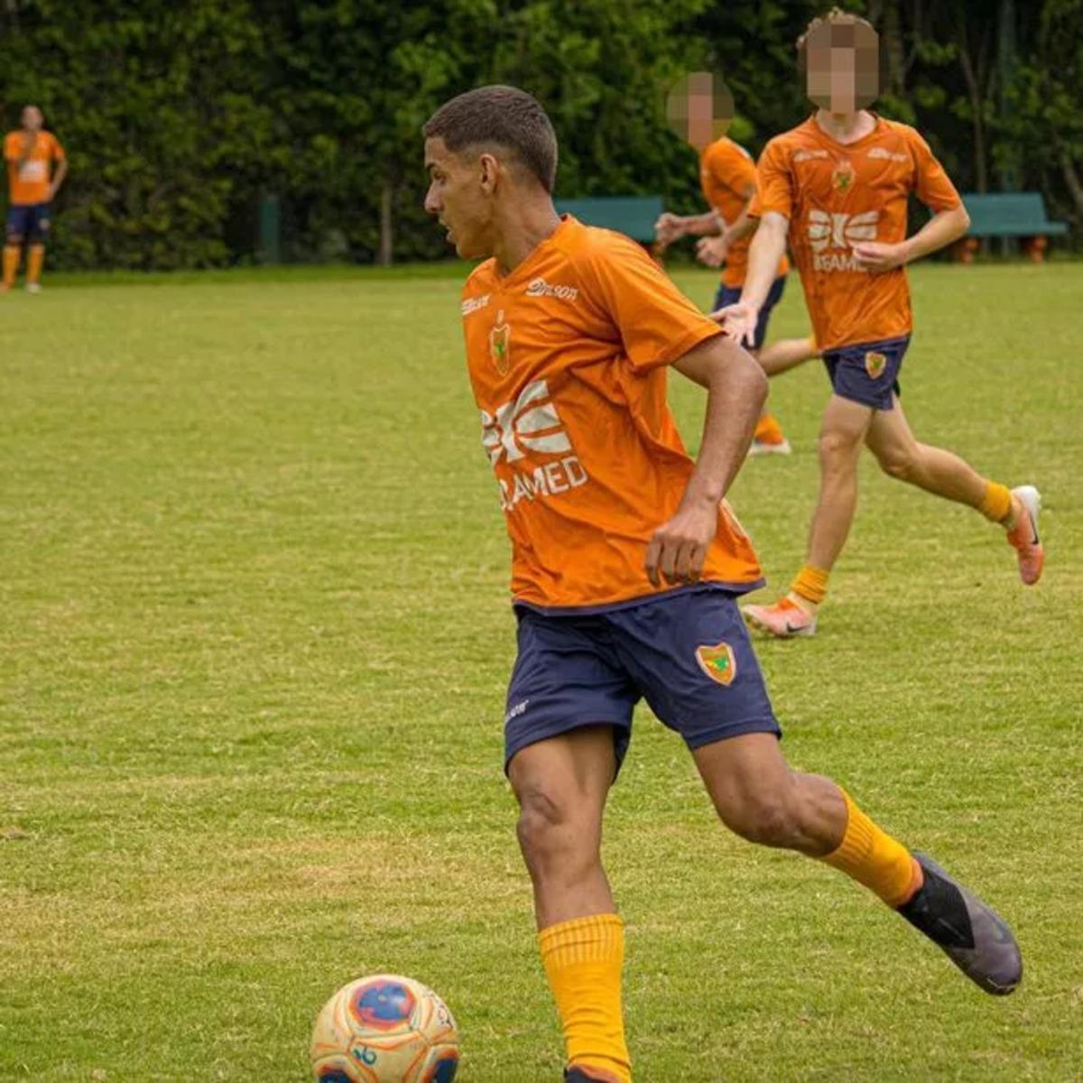El joven durante un partido de fútbol