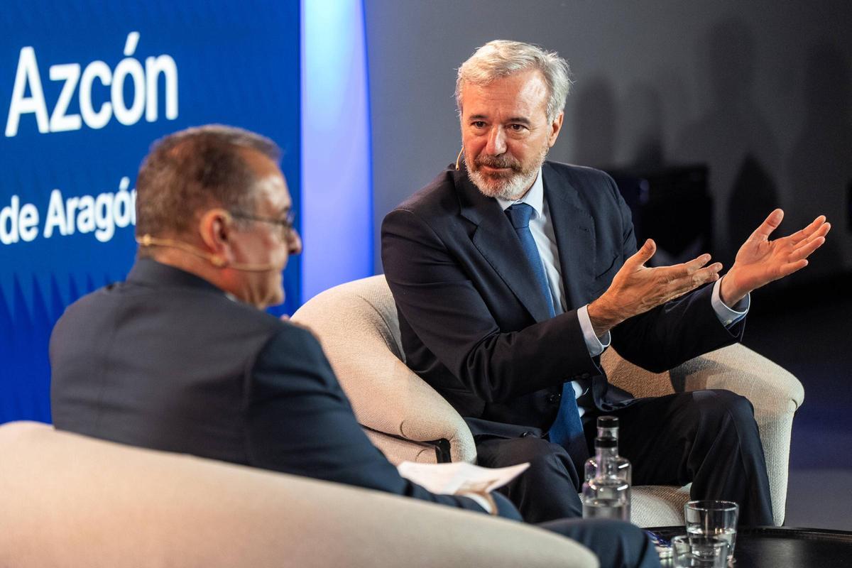 El presidente del Gobierno de Aragón, Jorge Azcón, y Albert Sáez, director de Contenidos de Prensa Ibérica, participan en un encuentro del ciclo Afterwork celebrado en Barcelona