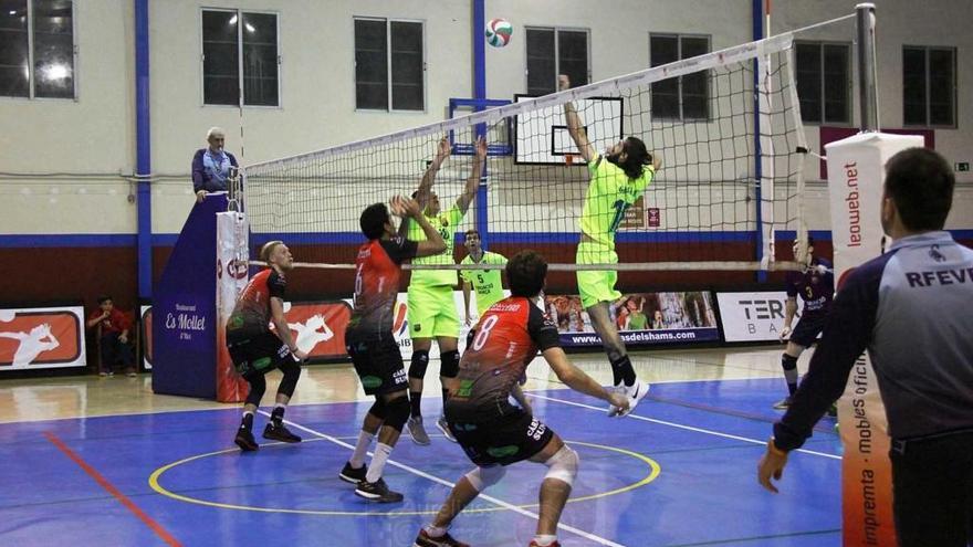 Jugada del partido de ida de la Superliga Masculina de voleibol disputado por el ConectaBalear Manacor y el Barcelona.