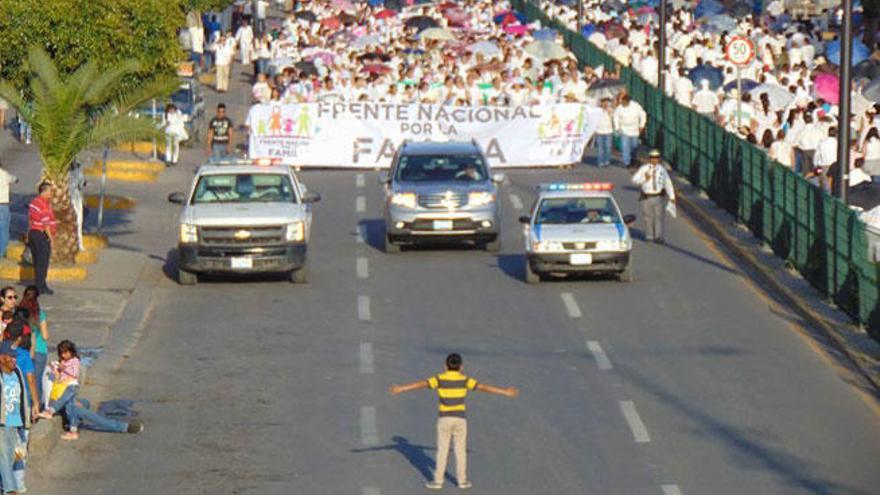 César trató de detener lo que él vio como &quot;una marcha de odio&quot;.