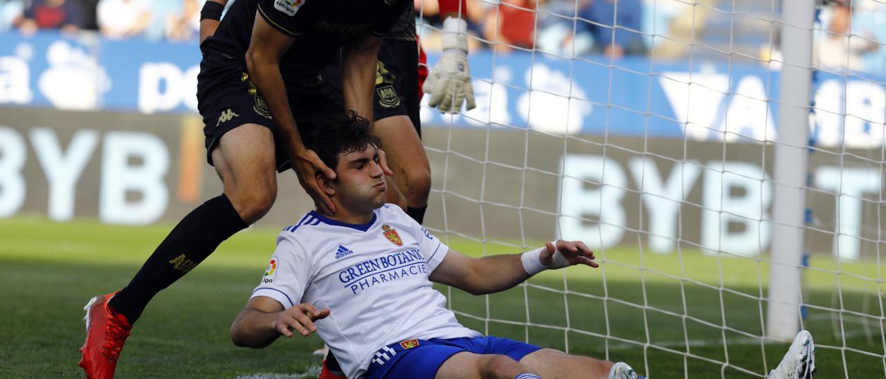 Iván Azón se lamenta en el suelo durante un partido de la pasada temporada.