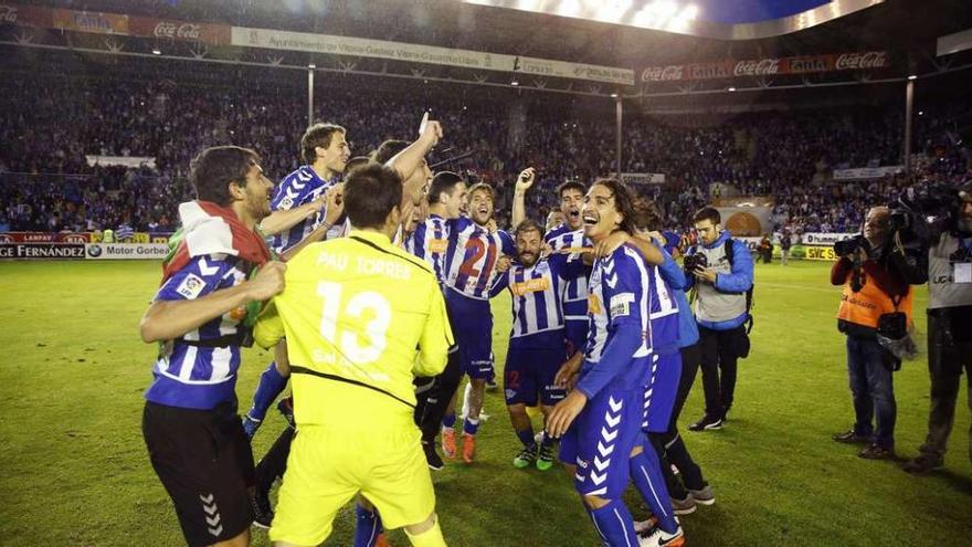 Los jugadores del Alavés celebran el ascenso a Primera División tras derrotar ayer al Nuimancia en Mendizorroza. // Efe