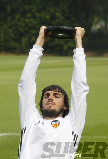 La plantilla entrena bajo la lluvia con el 'shock'