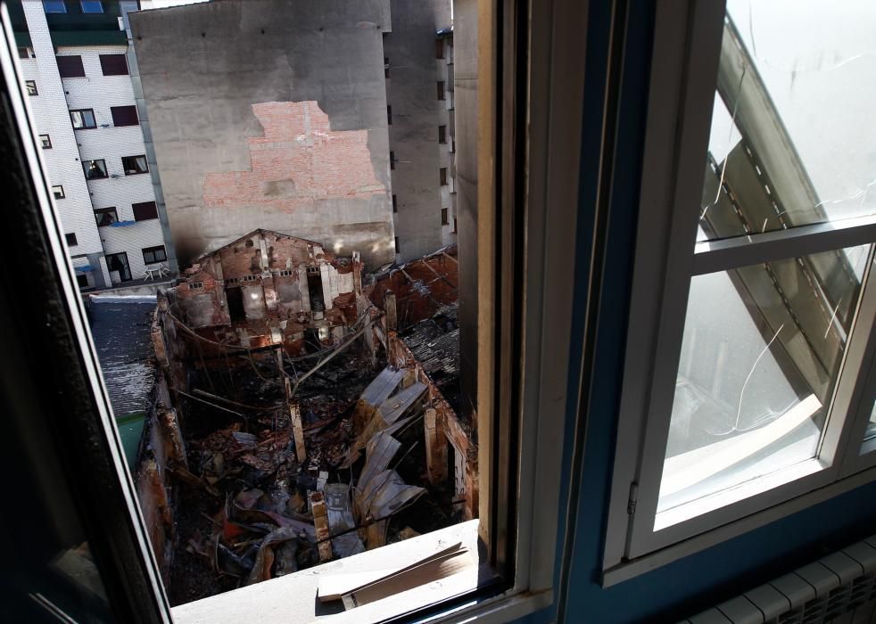 Vecinos, Bomberos y Policías en el edificio quemado en Pumarín.