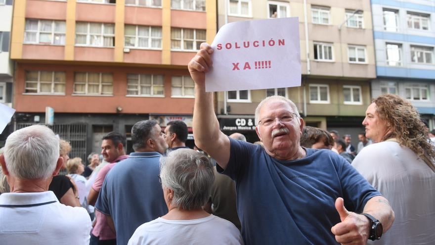 Más de cien vecinos salen a la calle para exigir el desalojo de un edificio en ronda de Nelle