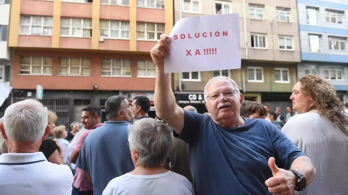 Más de cien vecinos salen a la calle para exigir el desalojo de un edificio en ronda de Nelle