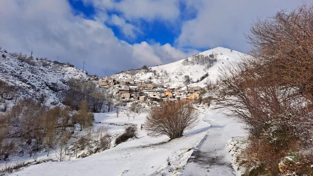 Con el clima extremos de la montaña, el pueblo queda incomunicado en invierno