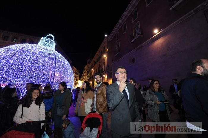 Estrellas y bolas ya brillan en las calles de Murcia