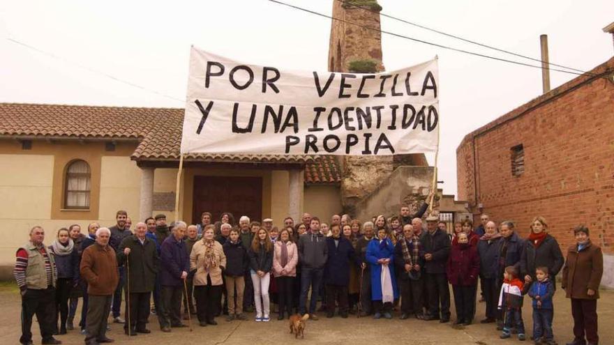 Los vecinos de Vecilla, durante una concentración reivindicativa.