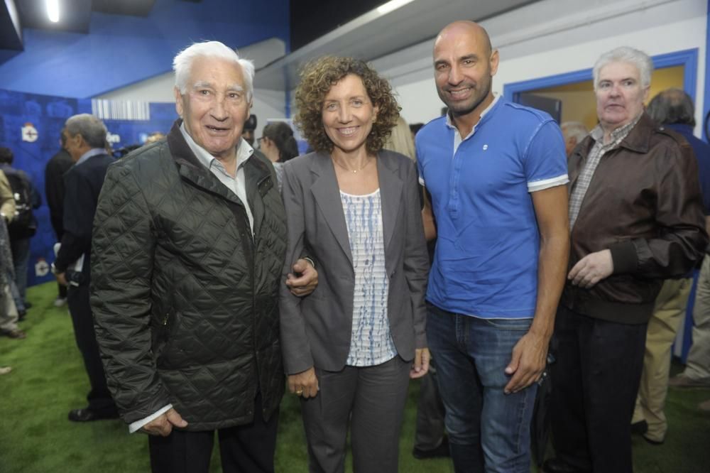 Arsenio, Beci, Manolete, Vicente, Manjarin, Manuel Pablo, Mosquera, Tino y Lendoiro, que por primera vez desde su salida volvió al estadio, entre los asistentes de 110% BLANQUIAZUL.