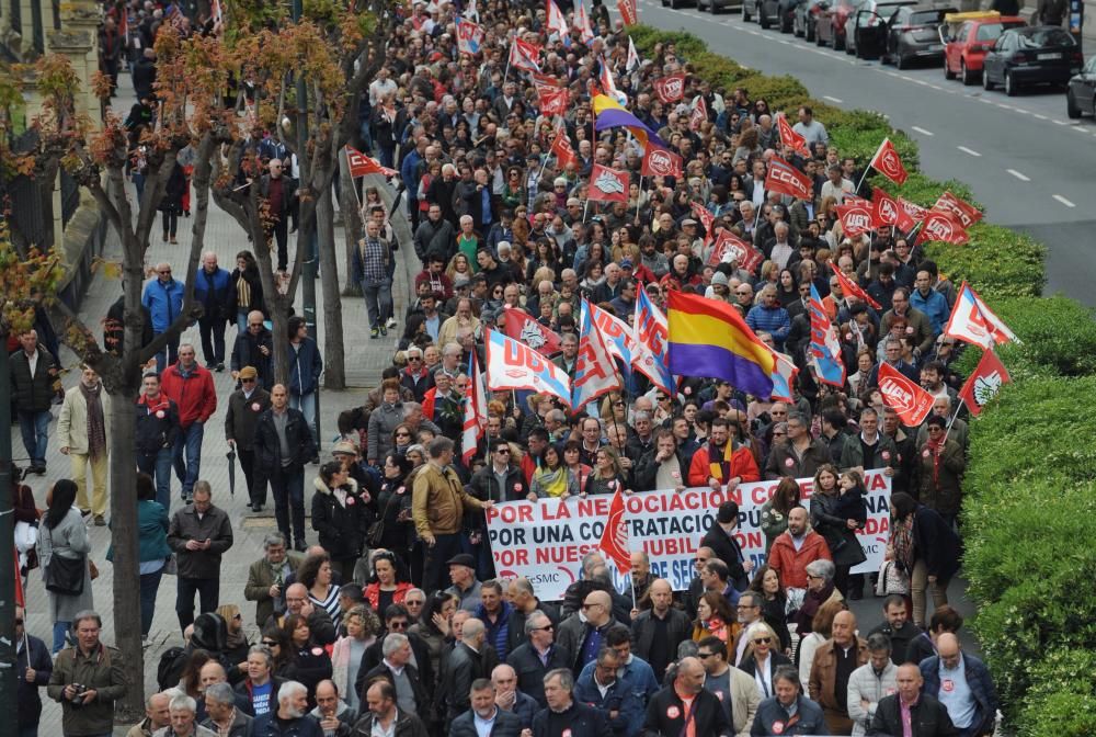 Unas 4.000 han secundado la manifestación convocada por UGT y CCOO que ha arrancado A Palloza y ha terminado en la plaza de Ourense, ante la Delegación del Gobierno en Galicia.