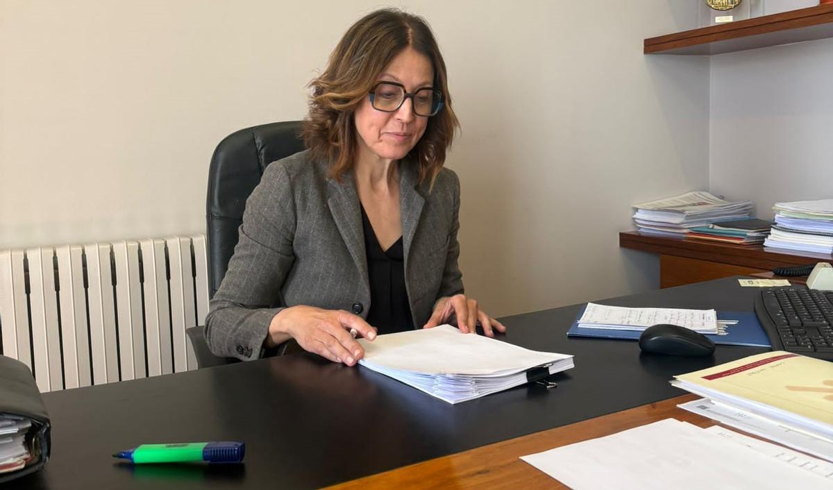 La presidenta del Consell, Claustre Sunyer, al despatx amb el conveni signat