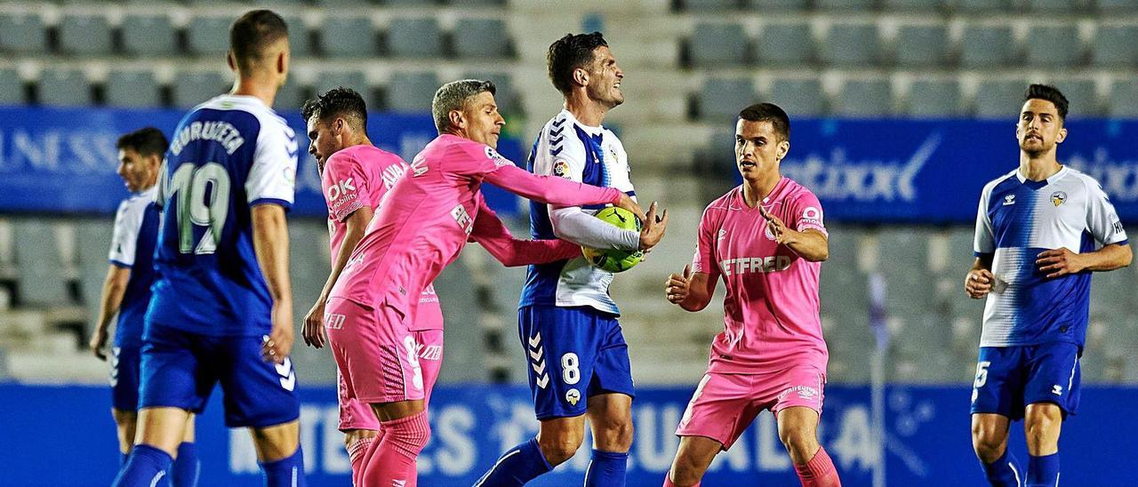 Salva Sevilla y Galarreta tratan de coger el balón que retiene Adri Cuevas durante el partido de ayer en Sabadell.