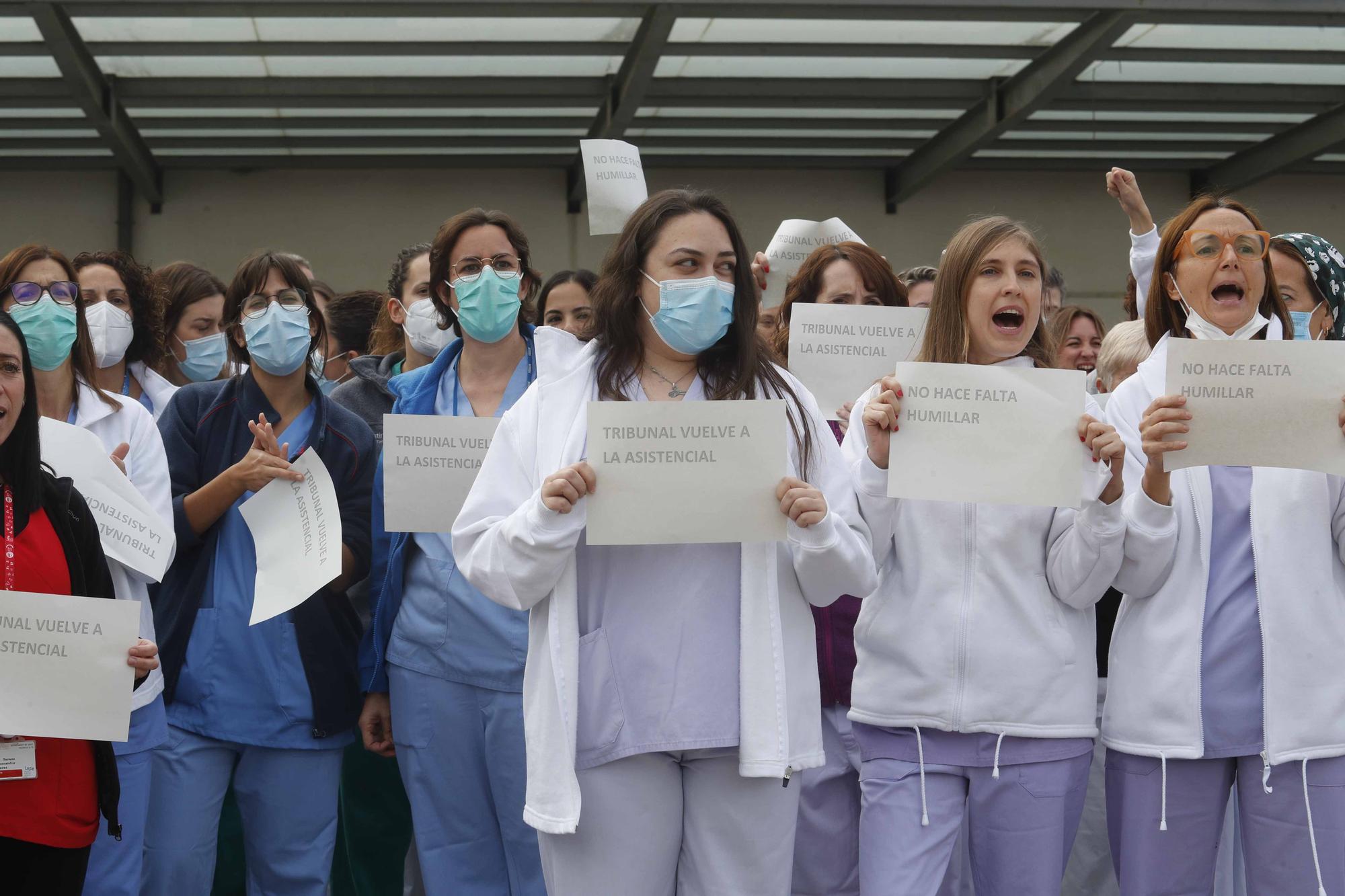 Los sanitarios se manifiestan a las puertas de La Fe por las oposiciones