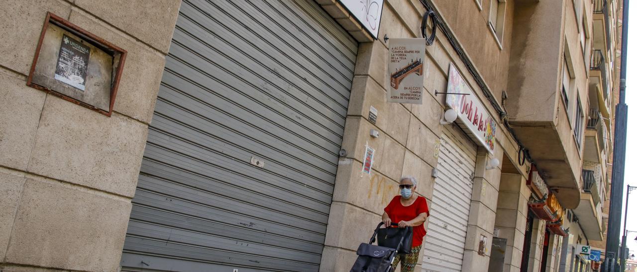 Varios comercios de Alcoy, cerrados por vacaciones durante el pasado agosto.