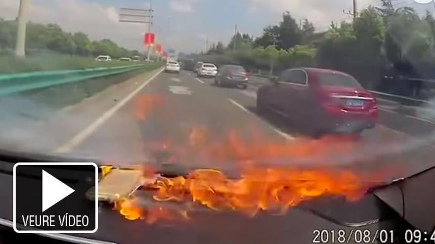 VÍDEO | Impactant doble explosió d&#039;un iPhone dins d&#039;un cotxe