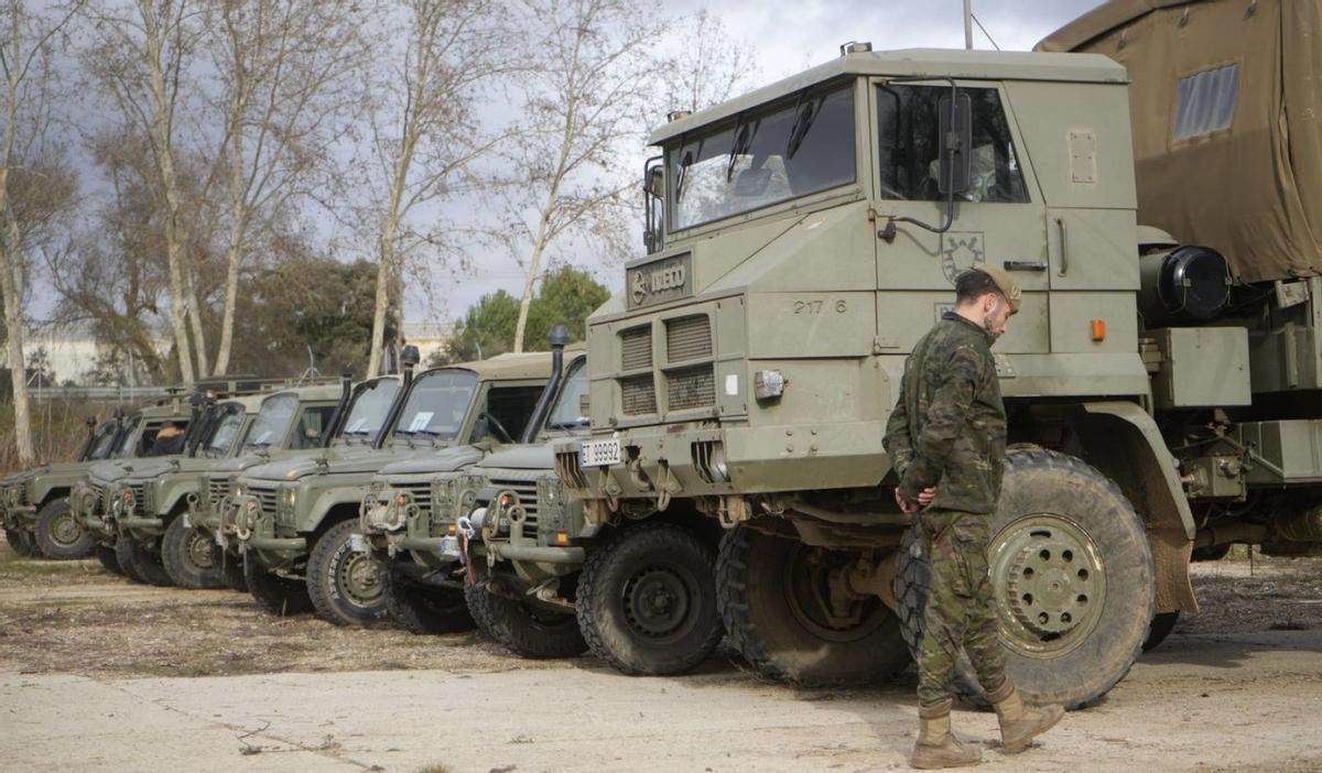 Un militar, junto a varios vehículos, en las instalaciones de Monte la Reina. | JOSÉ LUIS FERNÁNDEZ (ARCHIVO)