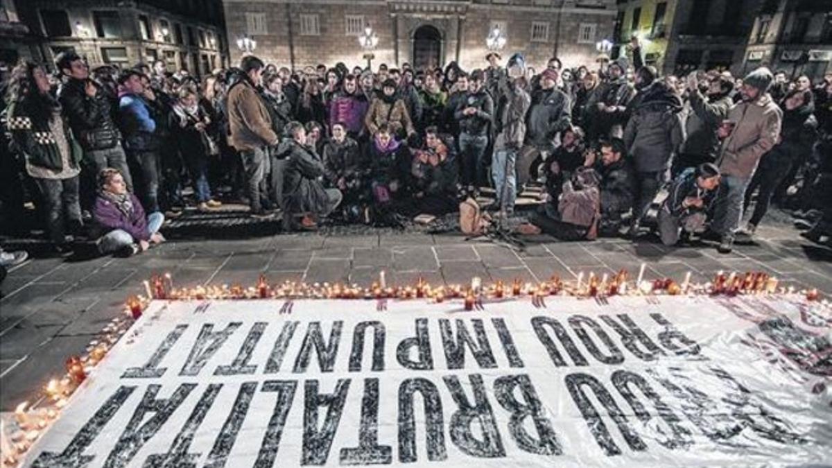 Concentración de protesta en la plaça de Sant Jaume, tras la emisión de 'Ciutat morta'.