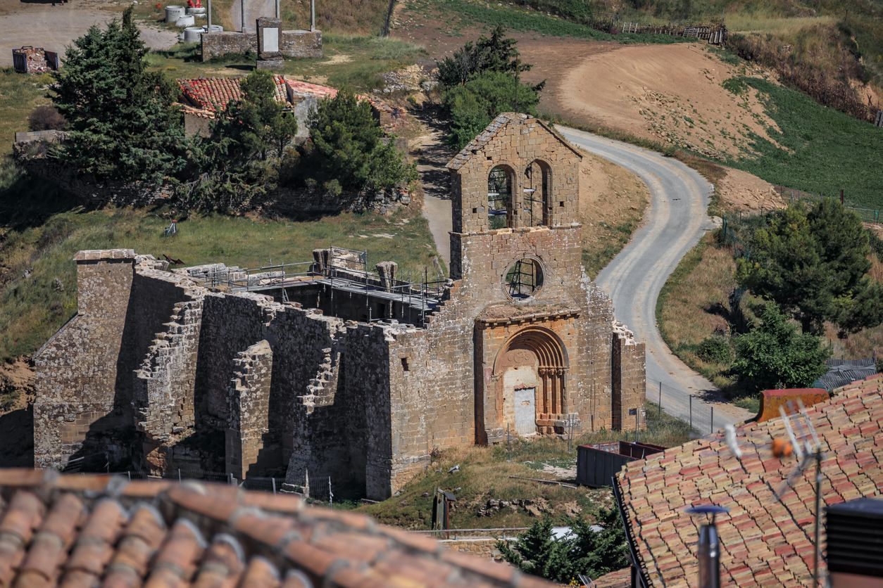 Los restos de la Iglesia de San Miguel, a las afueras del pueblo