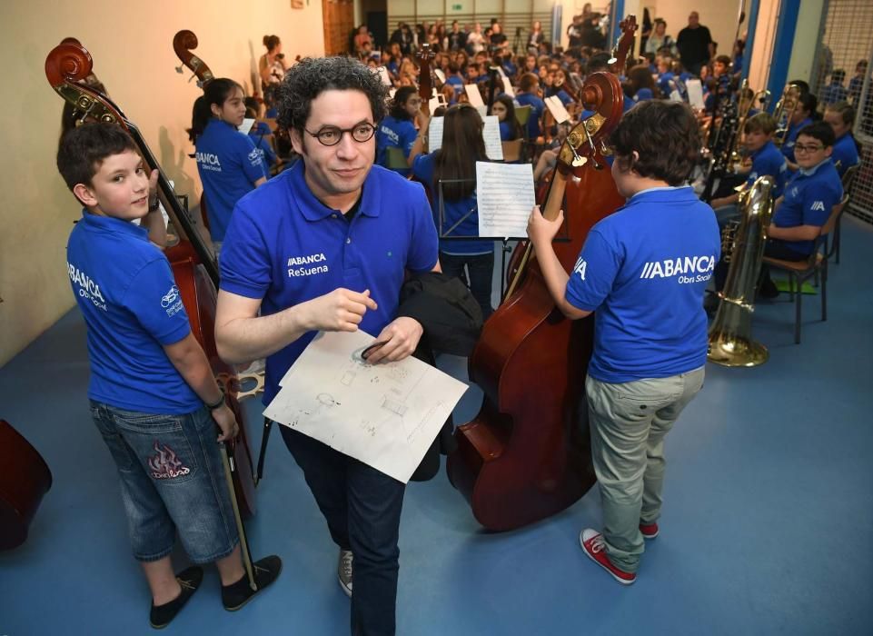 Gustavo Dudamel, con 200 niños músicos de A Coruña