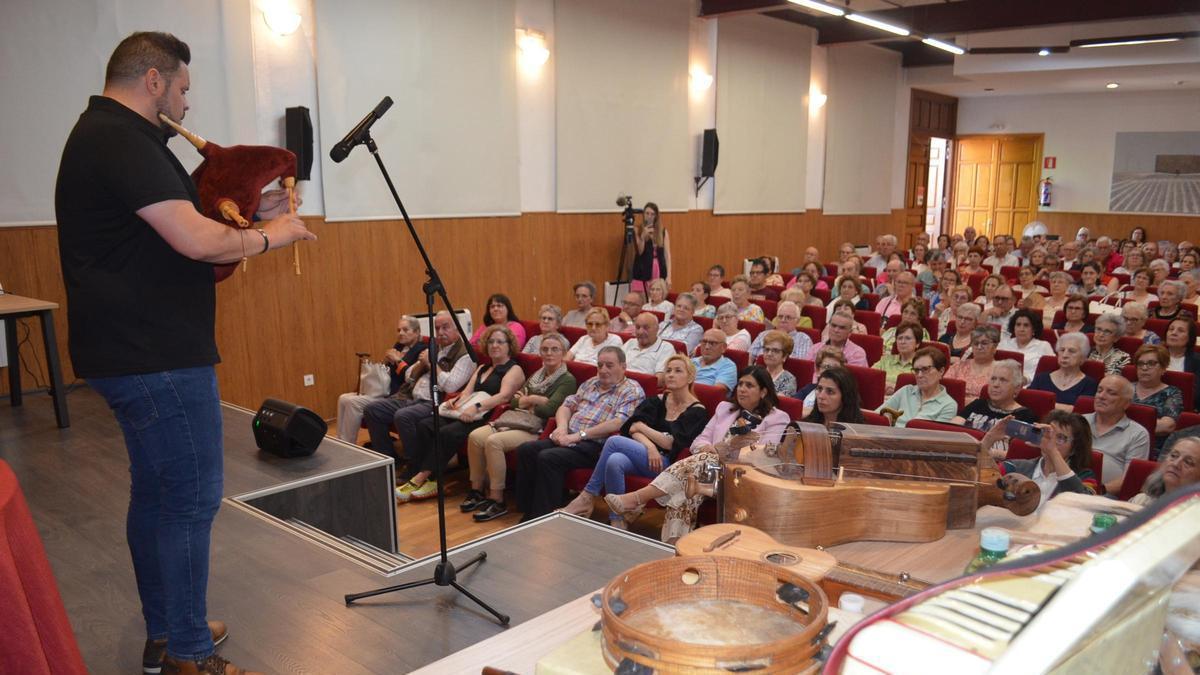 Clausura de la UNEX de Benavente con la música de Luis Antonio Pedraza.