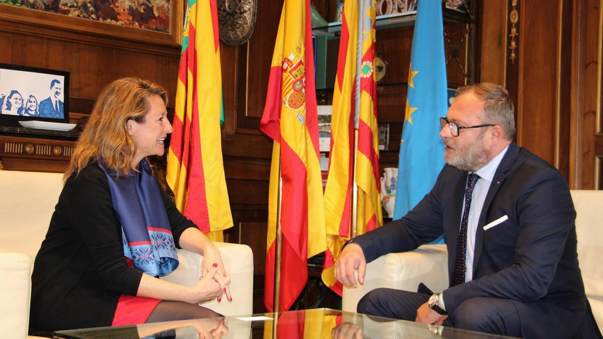 Begoña Carrasco, con el nuevo cónsul de Rumanía en la Comunitat.