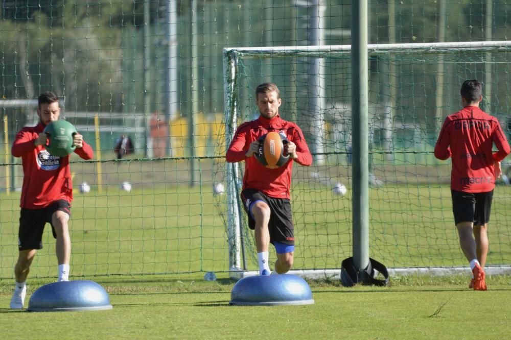 Natxo González programó una sesión con circuito físico, ejercicios tácticos y acciones a balón parado en el penúltimo entrenamiento antes de recibir al Elche en Riazor.