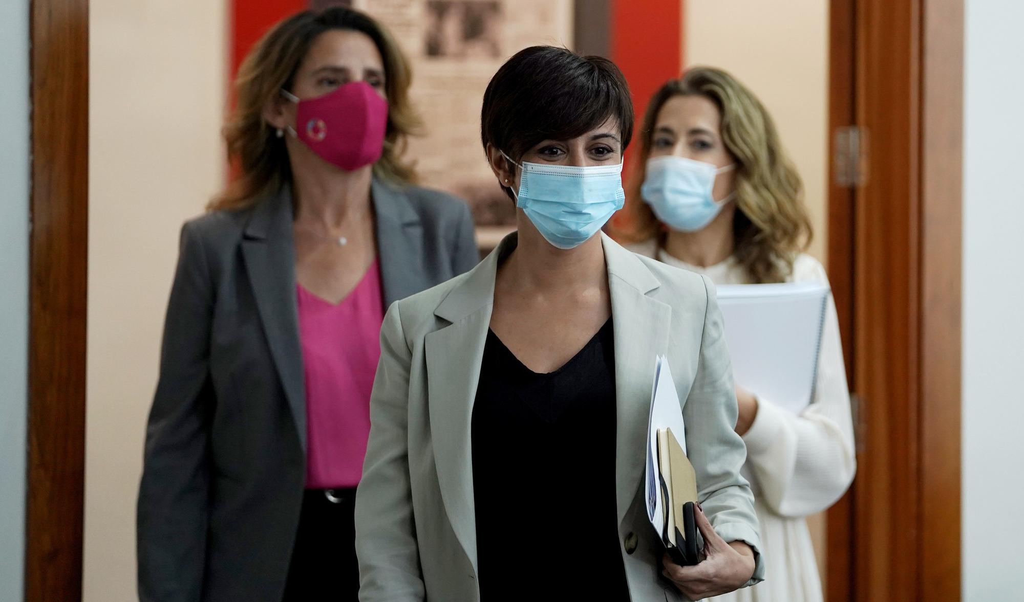 La ministra Portavoz, Isabel Rodríguez, la vicepresidenta tercera, Teresa Ribera, y la ministra de Transportes, Movilidad y Agenda Urbana, Raquel Sánchez, antes de la rueda de prensa posterior al Consejo de Ministros. FOTO JOSÉ LUIS ROCA