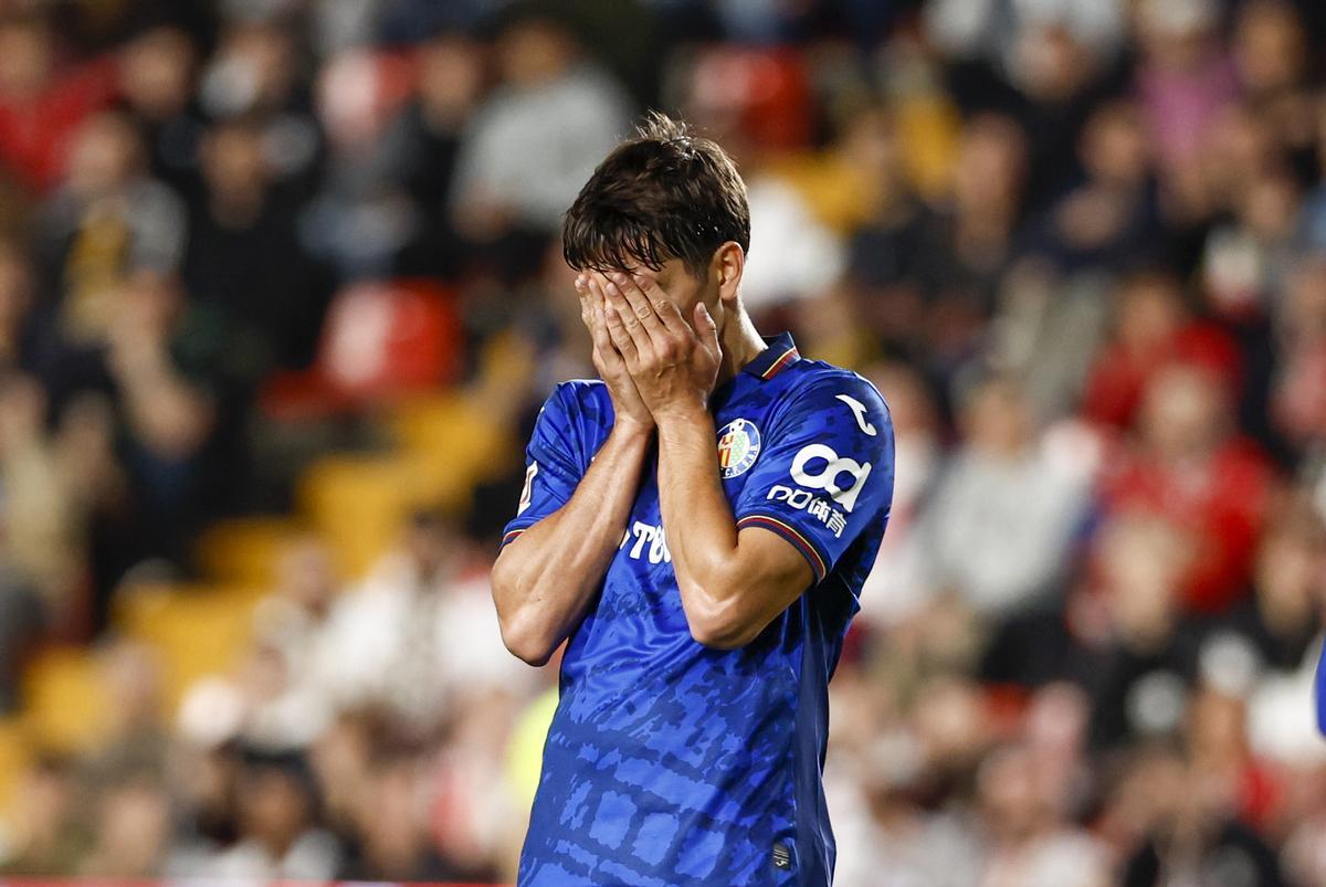 El centrocampista del Getafe Ramón Terrats reacciona tras fallar una clara ocasión en Vallecas