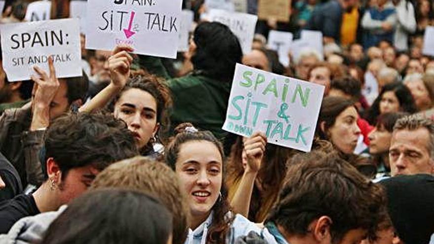 Manifestants davant la delegació del Govern espanyol a Barcelona