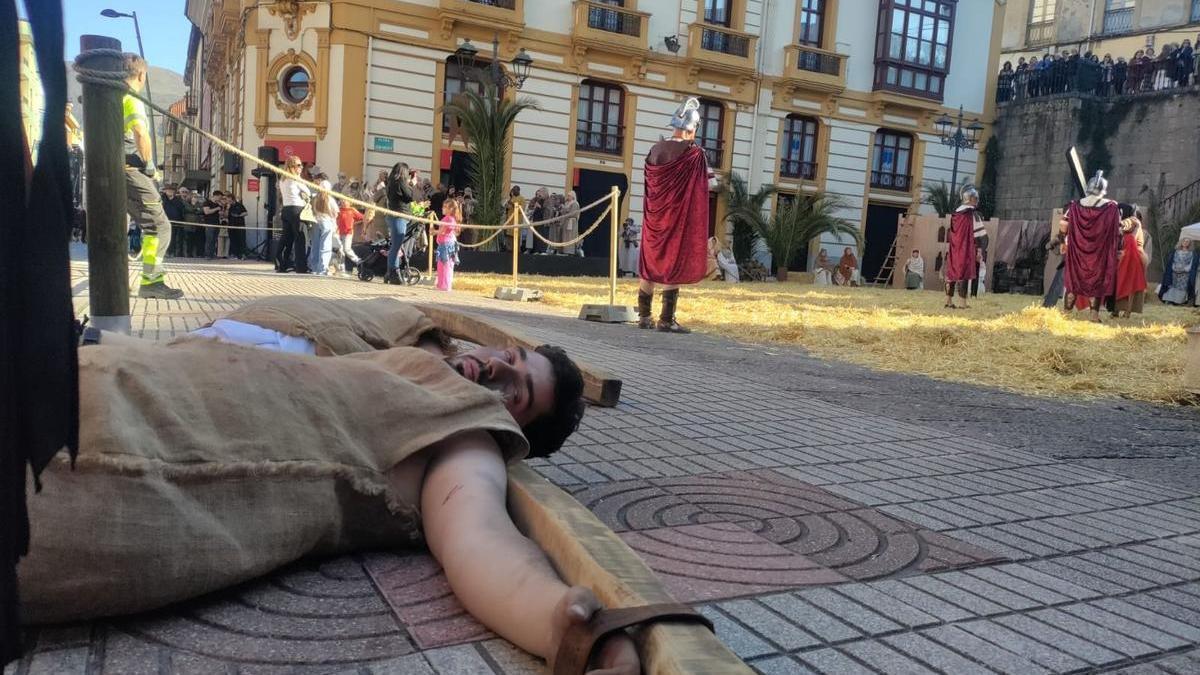 El Via Crucis viviente de infiesto levanta pasiones